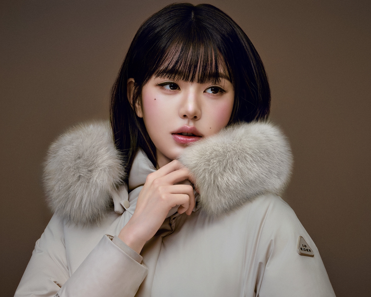 아이더, 캐시미어 롱 코트 다운 출시… 슬림한 실루엣 구현 27-Image